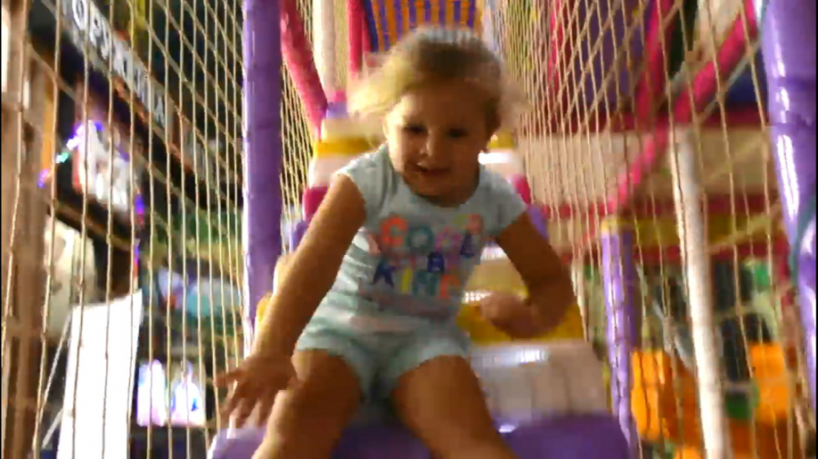 ماجراهای دیانا و روما - بازی کردن دیانا و روما در استخر توپ